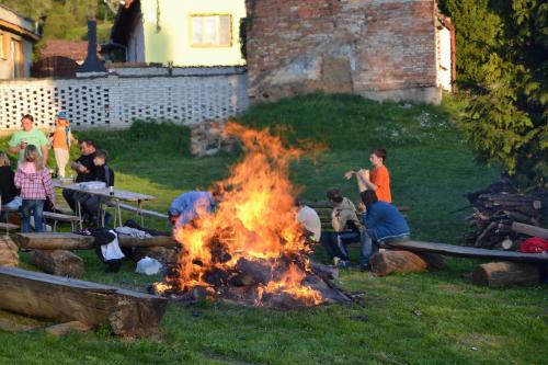 Stavění máje a slavnosti ohňů v Lískovci